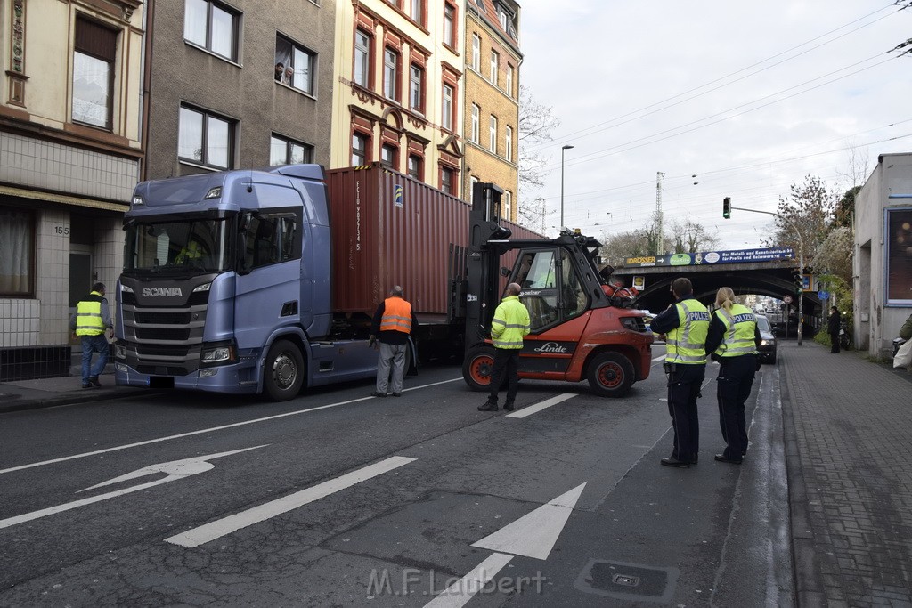 LKW gegen Bruecke wegen Rettungsgasse Koeln Muelheim P39.JPG - Miklos Laubert